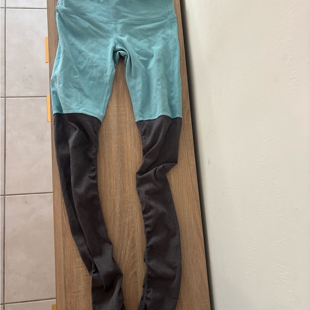 ALO Yoga Kids Leggings in Teal and Black